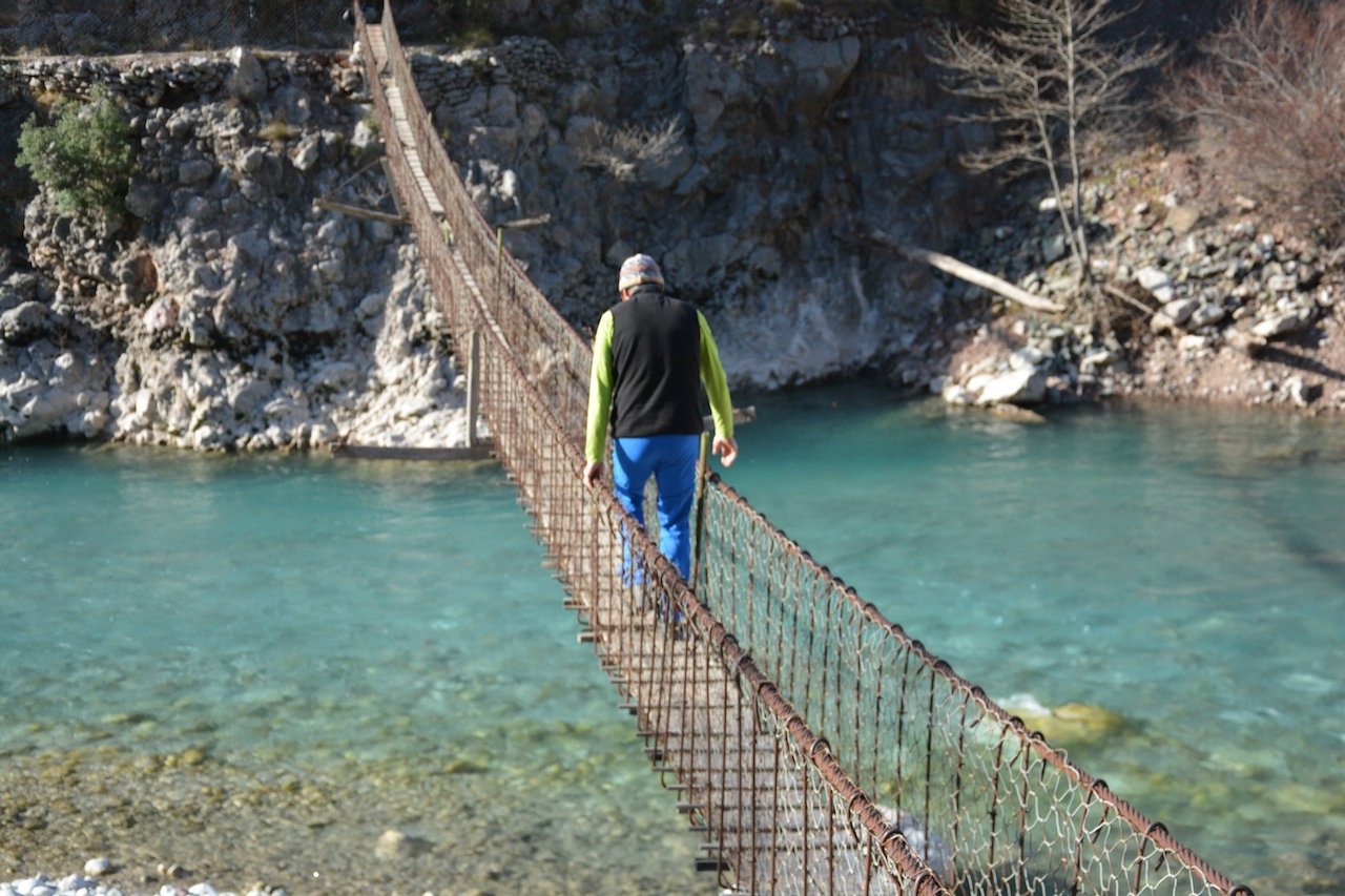 Εξιχνίαση - συρραφή & διάνοιξη παρόχθιων μονοπατιών <Κρεμαστή γέφυρα Αχελώου - ``Σκάλα Κορλίγκα`` - Σκαρπάρι> / Χατζή - Νότια Τζουμέρκα