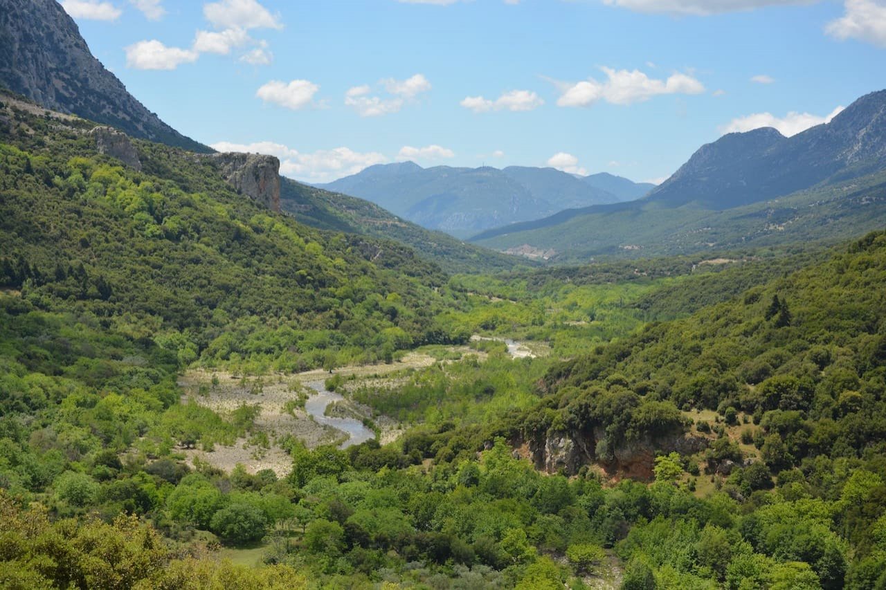 Σύνθεση της ενιαίας διαδρομής διάσχισης Συκιάς - κοιλάδας Μόρνου - Κάτω Μουσουνίτσας - Αθ. Διάκου - καταφύγια Βαρδουσίων - Σούφλες.