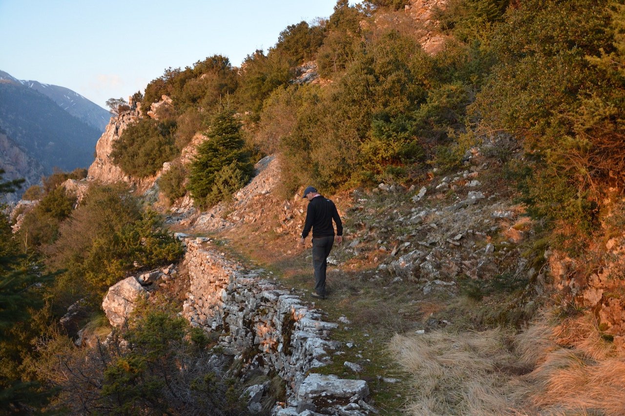 Λιθόχτιστα μονοπάτια, τα απομεινάρια ενός χαμένου πολιτισμού.