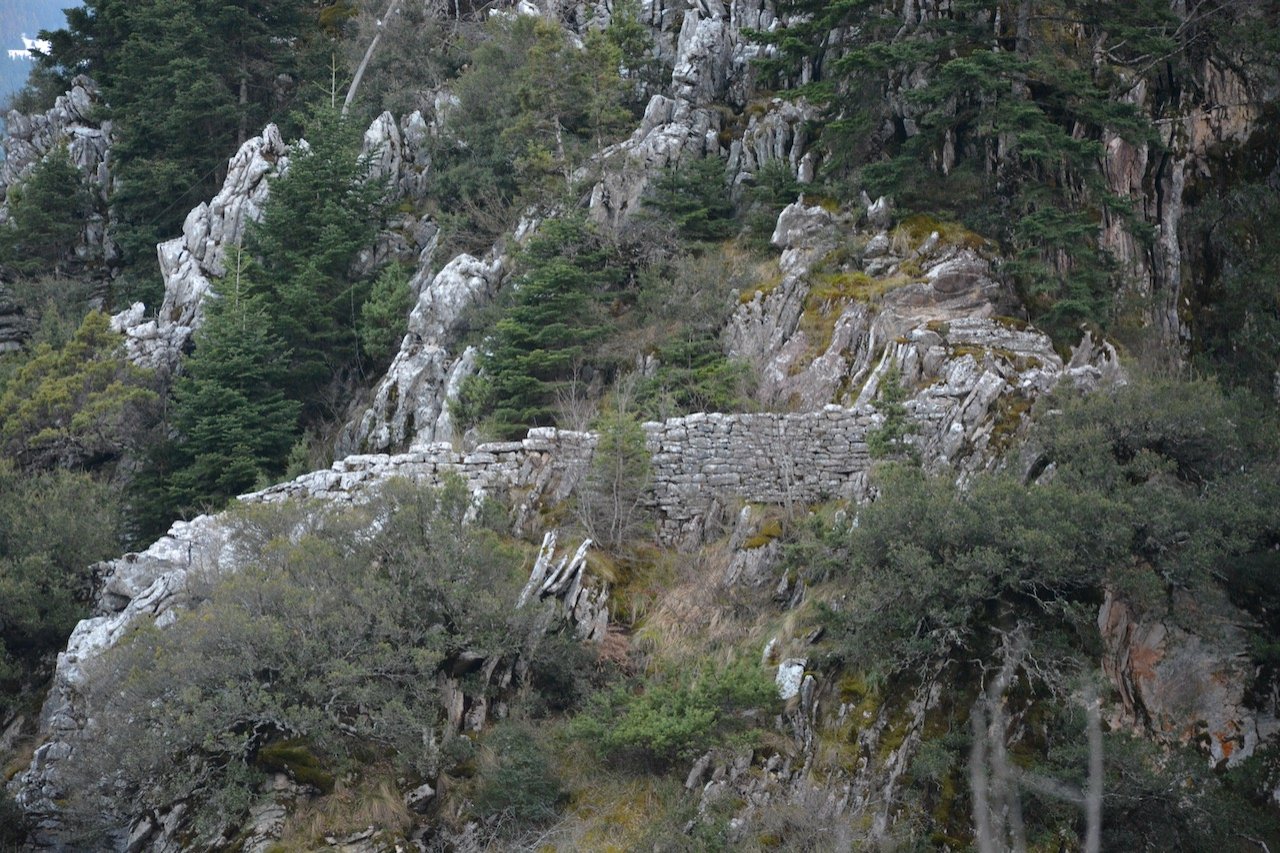 Λιθόχτιστα μονοπάτια, τα απομεινάρια ενός χαμένου πολιτισμού.