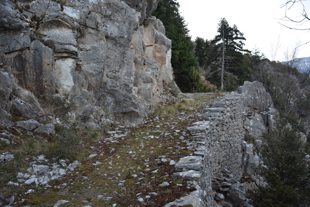 Λιθόχτιστα μονοπάτια, τα απομεινάρια ενός χαμένου πολιτισμού.