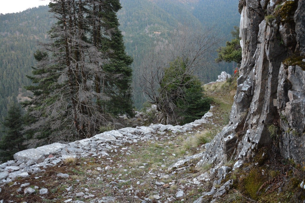 Λιθόχτιστα μονοπάτια, τα απομεινάρια ενός χαμένου πολιτισμού.