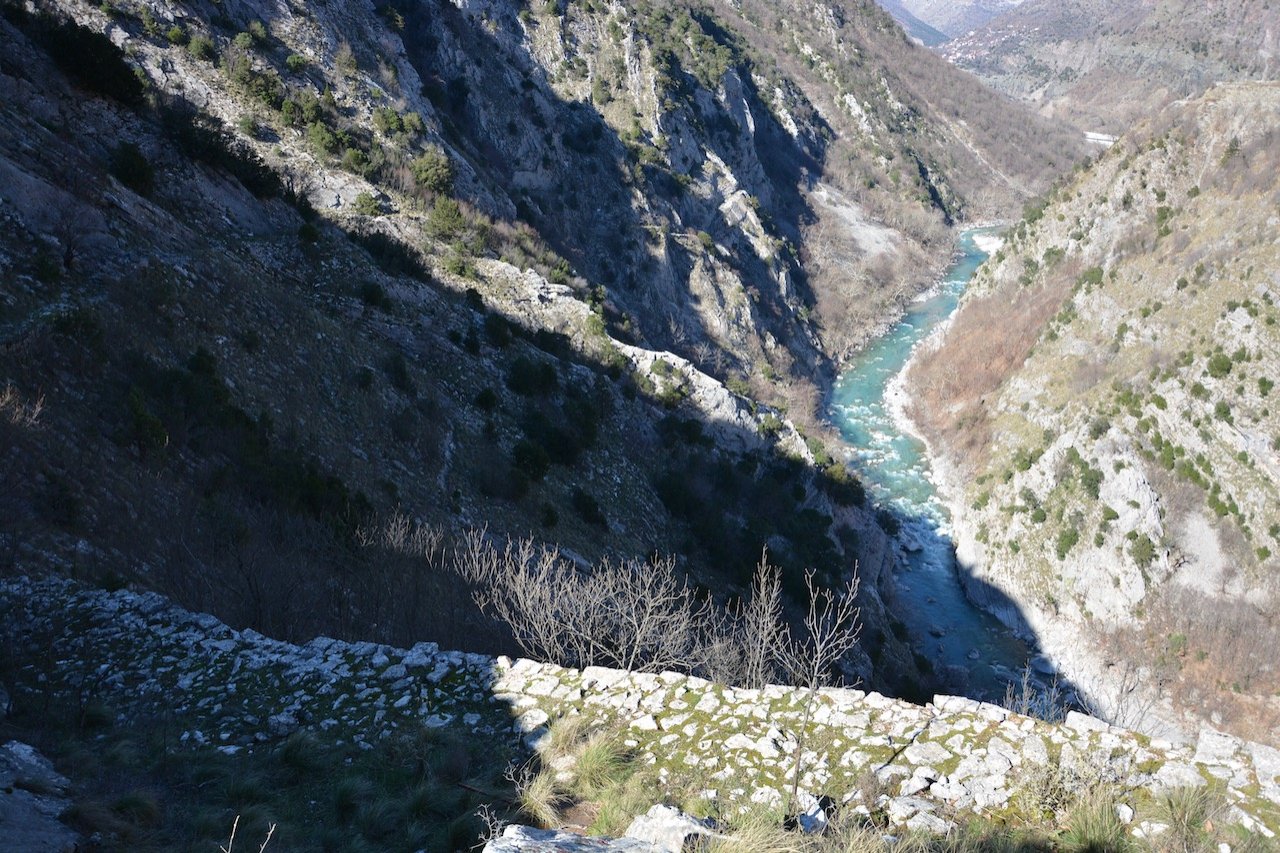 Λιθόχτιστα μονοπάτια, τα απομεινάρια ενός χαμένου πολιτισμού.