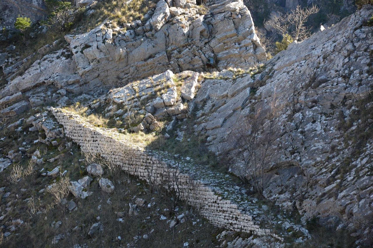 Λιθόχτιστα μονοπάτια, τα απομεινάρια ενός χαμένου πολιτισμού.