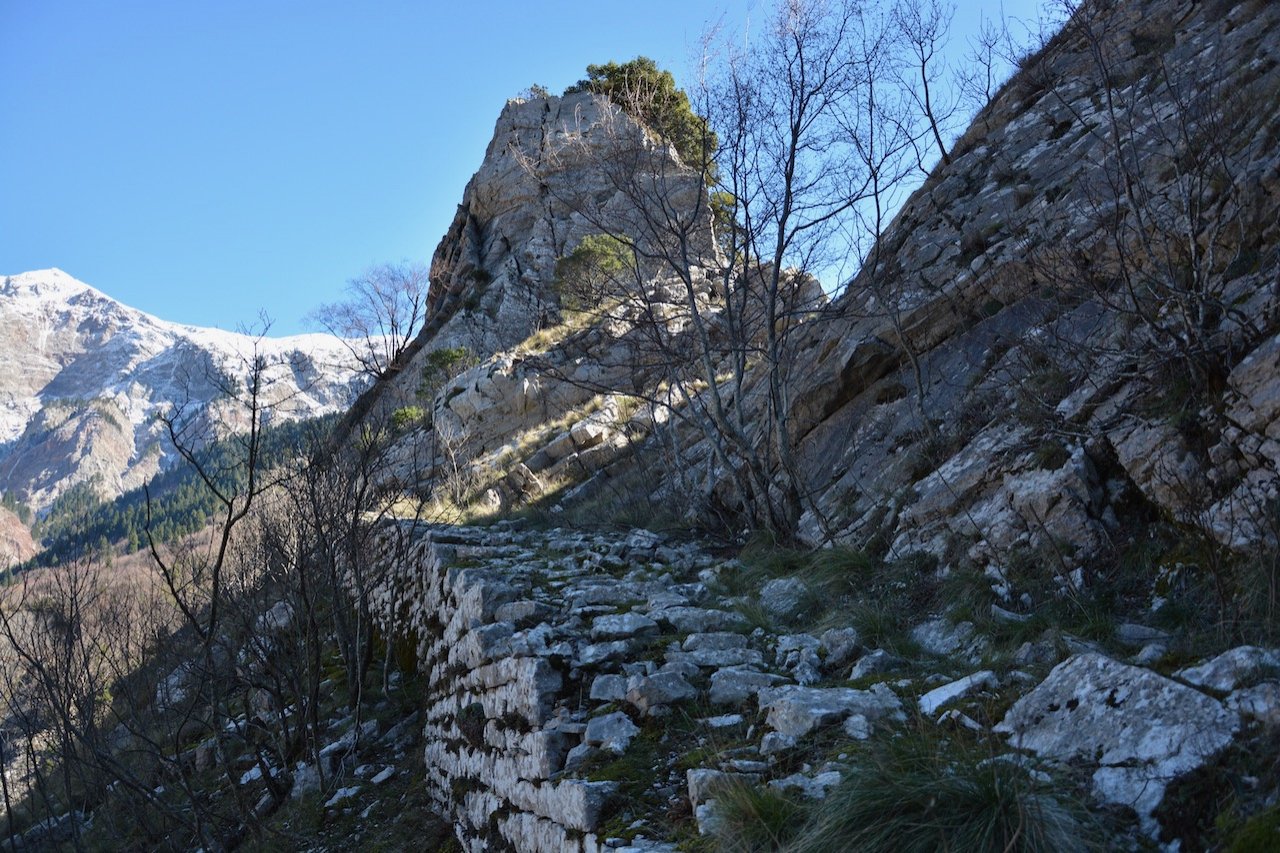 Λιθόχτιστα μονοπάτια, τα απομεινάρια ενός χαμένου πολιτισμού.