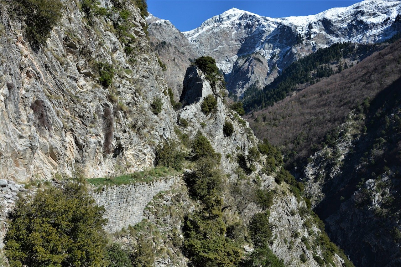 Λιθόχτιστα μονοπάτια, τα απομεινάρια ενός χαμένου πολιτισμού.