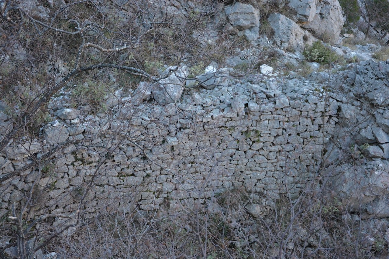 Λιθόχτιστα μονοπάτια, τα απομεινάρια ενός χαμένου πολιτισμού.