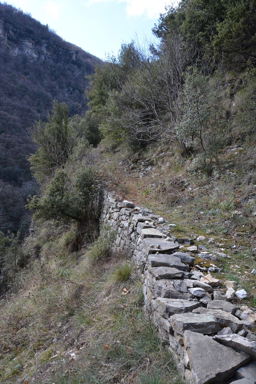 Λιθόχτιστα μονοπάτια, τα απομεινάρια ενός χαμένου πολιτισμού.