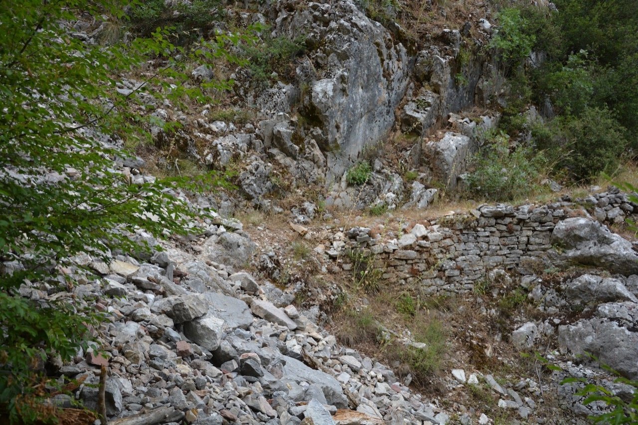 Λιθόχτιστα μονοπάτια, τα απομεινάρια ενός χαμένου πολιτισμού.