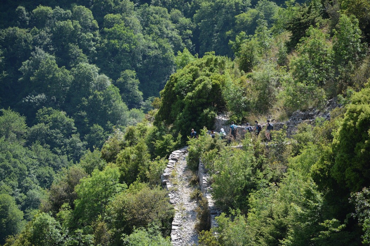 Λιθόχτιστα μονοπάτια, τα απομεινάρια ενός χαμένου πολιτισμού.